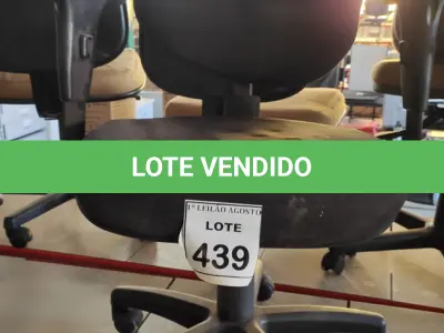 LOTE 439 - 01 CADEIRA DE ESCRITÓRIO COM RODINHAS. (NO ESTADO) ATENÇÃO! FAZER A VISITAÇÃO ANTES DE ARREMATAR, NÃO SABEMOS SE FUNCIONA. LEILÃO NÃO TEM GARANTIA E NEM DEVOLUÇÃO, SUJEITO A POSSÍVEIS AVARIAS VISÍVEIS/OCULTAS E/OU AUSÊNCIA DE COMPONENTES.
