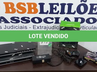 LOTE 315 - 01 HEADSET, 01 FONTE DE XBOX, 01 JOYSTICK XBOX 360, 01 HD BOX COM JOGOS, 01 JOGO SOQUETES 41 PEÇAS E 02 APARELHOS DE DVD. (NO ESTADO) ATENÇÃO! FAZER A VISITAÇÃO ANTES DE ARREMATAR, NÃO SABEMOS SE FUNCIONA. LEILÃO NÃO TEM GARANTIA E NEM DEVOLUÇÃO, SUJEITO A POSSÍVEIS AVARIAS VISÍVEIS/OCULTAS E/OU AUSÊNCIA DE COMPONENTES.