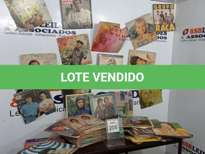 LOTE 206 - 01 LOTE COM GRANDE QUANTIDADE DE DISCOS DE VINIL. (NO ESTADO) ATENÇÃO! FAZER A VISITAÇÃO ANTES DE ARREMATAR, NÃO SABEMOS SE FUNCIONA. LEILÃO NÃO TEM GARANTIA E NEM DEVOLUÇÃO, SUJEITO A POSSÍVEIS AVARIAS VISÍVEIS/OCULTAS E/OU AUSÊNCIA DE COMPONENTES.