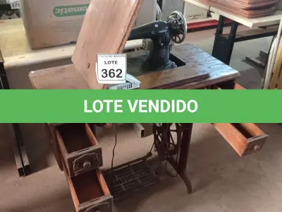 LOTE 362 - 01 MÁQUINA DE COSTURA MARCA SINGER. (NO ESTADO) ATENÇÃO! FAZER A VISITAÇÃO ANTES DE ARREMATAR, NÃO SABEMOS SE FUNCIONA. LEILÃO NÃO TEM GARANTIA E NEM DEVOLUÇÃO, SUJEITO A POSSÍVEIS AVARIAS VISÍVEIS/OCULTAS E/OU AUSÊNCIA DE COMPONENTES.