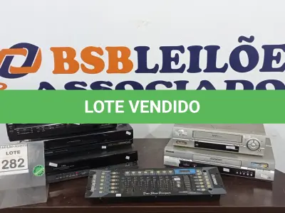 LOTE 282 - 05 APARELHOS DE VÍDEO CASSETE E 01 CONTROLADOR DE ILUMINAÇÃO MODELO DMX 512. (NO ESTADO) ATENÇÃO! FAZER A VISITAÇÃO ANTES DE ARREMATAR, NÃO SABEMOS SE FUNCIONA. LEILÃO NÃO TEM GARANTIA E NEM DEVOLUÇÃO, SUJEITO A POSSÍVEIS AVARIAS VISÍVEIS/OCULTAS E/OU AUSÊNCIA DE COMPONENTES.