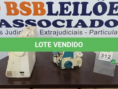LOTE 312 - 01 MÁQUINA DE COSTURA MARCA SINGER. (NO ESTADO) ATENÇÃO! FAZER A VISITAÇÃO ANTES DE ARREMATAR, NÃO SABEMOS SE FUNCIONA. LEILÃO NÃO TEM GARANTIA E NEM DEVOLUÇÃO, SUJEITO A POSSÍVEIS AVARIAS VISÍVEIS/OCULTAS E/OU AUSÊNCIA DE COMPONENTES.
