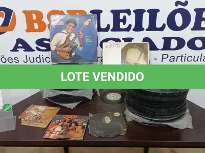 LOTE 199 - 01 LOTE COM GRANDE QUANTIDADE DE DISCOS DE VINIL. (NO ESTADO) ATENÇÃO! FAZER A VISITAÇÃO ANTES DE ARREMATAR, NÃO SABEMOS SE FUNCIONA. LEILÃO NÃO TEM GARANTIA E NEM DEVOLUÇÃO, SUJEITO A POSSÍVEIS AVARIAS VISÍVEIS/OCULTAS E/OU AUSÊNCIA DE COMPONENTES.
