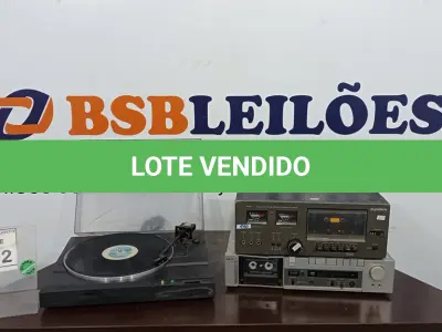 LOTE 202 - 01 VINIL E 02 TOCA-FITAS CASSETE. (NO ESTADO) ATENÇÃO! FAZER A VISITAÇÃO ANTES DE ARREMATAR, NÃO SABEMOS SE FUNCIONA. LEILÃO NÃO TEM GARANTIA E NEM DEVOLUÇÃO, SUJEITO A POSSÍVEIS AVARIAS VISÍVEIS/OCULTAS E/OU AUSÊNCIA DE COMPONENTES.