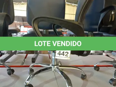 LOTE 442 - 01 CADEIRA DE ESCRITÓRIO COM RODINHAS. (NO ESTADO) ATENÇÃO! FAZER A VISITAÇÃO ANTES DE ARREMATAR, NÃO SABEMOS SE FUNCIONA. LEILÃO NÃO TEM GARANTIA E NEM DEVOLUÇÃO, SUJEITO A POSSÍVEIS AVARIAS VISÍVEIS/OCULTAS E/OU AUSÊNCIA DE COMPONENTES.
