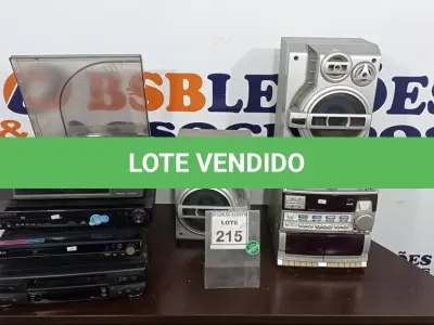 LOTE 215 - 02 APARELHOS DE DVD, 01 APARELHO DE VINIL, 01 VÍDEO CASSETE E APARELHO DE SOM COM 02 CAIXAS. (NO ESTADO) ATENÇÃO! FAZER A VISITAÇÃO ANTES DE ARREMATAR, NÃO SABEMOS SE FUNCIONA. LEILÃO NÃO TEM GARANTIA E NEM DEVOLUÇÃO, SUJEITO A POSSÍVEIS AVARIAS VISÍVEIS/OCULTAS E/OU AUSÊNCIA DE COMPONENTES.