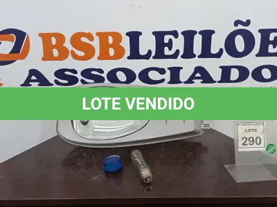 LOTE 290 - 01 LUMINÁRIA DE POSTE. (NO ESTADO) ATENÇÃO! FAZER A VISITAÇÃO ANTES DE ARREMATAR, NÃO SABEMOS SE FUNCIONA. LEILÃO NÃO TEM GARANTIA E NEM DEVOLUÇÃO, SUJEITO A POSSÍVEIS AVARIAS VISÍVEIS/OCULTAS E/OU AUSÊNCIA DE COMPONENTES.