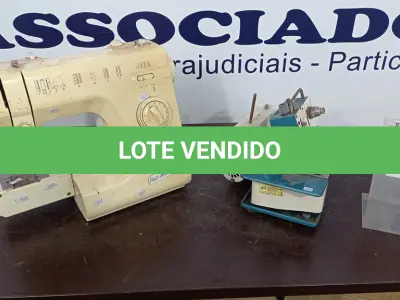 LOTE 312 - 01 MÁQUINA DE COSTURA MARCA SINGER. (NO ESTADO) ATENÇÃO! FAZER A VISITAÇÃO ANTES DE ARREMATAR, NÃO SABEMOS SE FUNCIONA. LEILÃO NÃO TEM GARANTIA E NEM DEVOLUÇÃO, SUJEITO A POSSÍVEIS AVARIAS VISÍVEIS/OCULTAS E/OU AUSÊNCIA DE COMPONENTES.