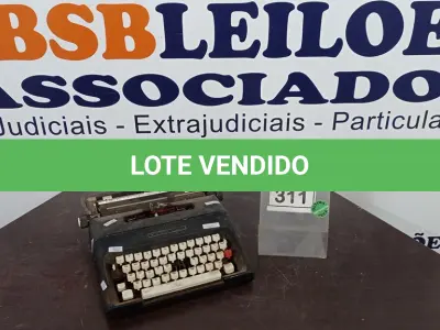 LOTE 311 - 01 MÁQUINA DE ESCREVER MARCA OLIVETTI. (NO ESTADO) ATENÇÃO! FAZER A VISITAÇÃO ANTES DE ARREMATAR, NÃO SABEMOS SE FUNCIONA. LEILÃO NÃO TEM GARANTIA E NEM DEVOLUÇÃO, SUJEITO A POSSÍVEIS AVARIAS VISÍVEIS/OCULTAS E/OU AUSÊNCIA DE COMPONENTES.
