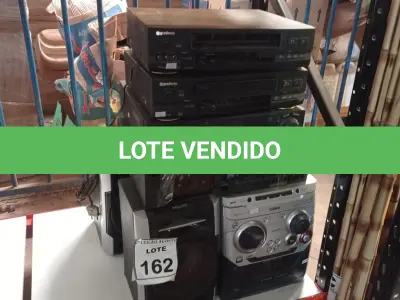 LOTE 162 - 03 APARELHOS DE VÍDEO CASSETE, 01 APARELHO DE COM 03 CAIXAS E 01 APARELHO DE SOM MODULAR. (NO ESTADO) ATENÇÃO! FAZER A VISITAÇÃO ANTES DE ARREMATAR, NÃO SABEMOS SE FUNCIONA. LEILÃO NÃO TEM GARANTIA E NEM DEVOLUÇÃO, SUJEITO A POSSÍVEIS AVARIAS VISÍVEIS/OCULTAS E/OU AUSÊNCIA DE COMPONENTES.