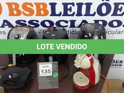LOTE 135 - 03 FRITADEIRAS A AR, 01 CAFETEIRA E 01 SANDUICHEIRA. (NO ESTADO) ATENÇÃO! FAZER A VISITAÇÃO ANTES DE ARREMATAR, NÃO SABEMOS SE FUNCIONA. LEILÃO NÃO TEM GARANTIA E NEM DEVOLUÇÃO, SUJEITO A POSSÍVEIS AVARIAS VISÍVEIS/OCULTAS E/OU AUSÊNCIA DE COMPONENTES.