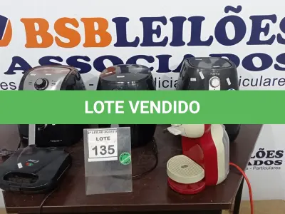 LOTE 135 - 03 FRITADEIRAS A AR, 01 CAFETEIRA E 01 SANDUICHEIRA. (NO ESTADO) ATENÇÃO! FAZER A VISITAÇÃO ANTES DE ARREMATAR, NÃO SABEMOS SE FUNCIONA. LEILÃO NÃO TEM GARANTIA E NEM DEVOLUÇÃO, SUJEITO A POSSÍVEIS AVARIAS VISÍVEIS/OCULTAS E/OU AUSÊNCIA DE COMPONENTES.