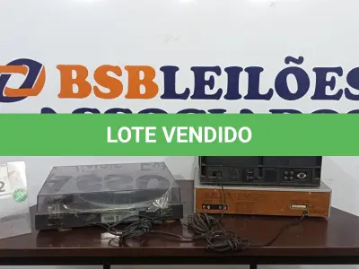 LOTE 202 - 01 VINIL E 02 TOCA-FITAS CASSETE. (NO ESTADO) ATENÇÃO! FAZER A VISITAÇÃO ANTES DE ARREMATAR, NÃO SABEMOS SE FUNCIONA. LEILÃO NÃO TEM GARANTIA E NEM DEVOLUÇÃO, SUJEITO A POSSÍVEIS AVARIAS VISÍVEIS/OCULTAS E/OU AUSÊNCIA DE COMPONENTES.