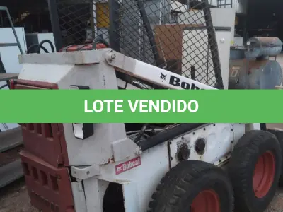 LOTE 526 - 01 BOBCAT M611 DIESEL COM PÁ BATERIA NOVA( NO ESTADO)