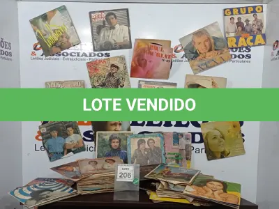 LOTE 206 - 01 LOTE COM GRANDE QUANTIDADE DE DISCOS DE VINIL. (NO ESTADO) ATENÇÃO! FAZER A VISITAÇÃO ANTES DE ARREMATAR, NÃO SABEMOS SE FUNCIONA. LEILÃO NÃO TEM GARANTIA E NEM DEVOLUÇÃO, SUJEITO A POSSÍVEIS AVARIAS VISÍVEIS/OCULTAS E/OU AUSÊNCIA DE COMPONENTES.