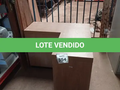 LOTE 354 - 01 BANCADA DE CANTO EM L EM MADEIRA E 01 PORTA DE MADEIRA. (NO ESTADO) ATENÇÃO! FAZER A VISITAÇÃO ANTES DE ARREMATAR, NÃO SABEMOS SE FUNCIONA. LEILÃO NÃO TEM GARANTIA E NEM DEVOLUÇÃO, SUJEITO A POSSÍVEIS AVARIAS VISÍVEIS/OCULTAS E/OU AUSÊNCIA DE COMPONENTES.
