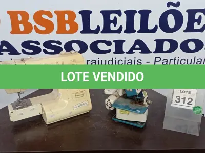 LOTE 312 - 01 MÁQUINA DE COSTURA MARCA SINGER. (NO ESTADO) ATENÇÃO! FAZER A VISITAÇÃO ANTES DE ARREMATAR, NÃO SABEMOS SE FUNCIONA. LEILÃO NÃO TEM GARANTIA E NEM DEVOLUÇÃO, SUJEITO A POSSÍVEIS AVARIAS VISÍVEIS/OCULTAS E/OU AUSÊNCIA DE COMPONENTES.