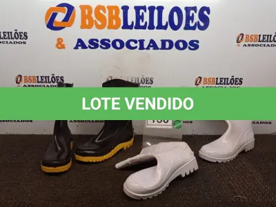 LOTE 130 - 02 PARES DE BOTAS DE BORRACHA TAMANHO 36 E 39 NAS CORES BRANCO E PRETA. (NO ESTADO) ATENÇÃO! FAZER A VISITAÇÃO ANTES DE ARREMATAR, NÃO SABEMOS SE FUNCIONA, LEILÃO NÃO TEM GARANTIA E NEM DEVOLUÇÃO, SUJEITO A POSSÍVEIS AVARIAS VISÍVEIS/OCULTAS E/OU AUSÊNCIA DE COMPONENTES.