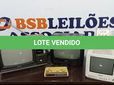 LOTE 318 - 02 TV’S DE TUBO MARAS SHARP E CCE, 01 MINI TV E 01 RADIO RELÓGIO. (NO ESTADO) ATENÇÃO! FAZER A VISITAÇÃO ANTES DE ARREMATAR, NÃO SABEMOS SE FUNCIONA. LEILÃO NÃO TEM GARANTIA E NEM DEVOLUÇÃO, SUJEITO A POSSÍVEIS AVARIAS VISÍVEIS/OCULTAS E/OU AUSÊNCIA DE COMPONENTES.