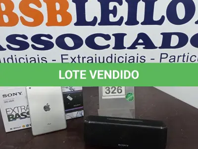 LOTE 326 - 01 CAIXA DE SOM BLUETOOTH SONY E 01 IPAD RETINA. (NO ESTADO) ATENÇÃO! FAZER A VISITAÇÃO ANTES DE ARREMATAR, NÃO SABEMOS SE FUNCIONA. LEILÃO NÃO TEM GARANTIA E NEM DEVOLUÇÃO, SUJEITO A POSSÍVEIS AVARIAS VISÍVEIS/OCULTAS E/OU AUSÊNCIA DE COMPONENTES.