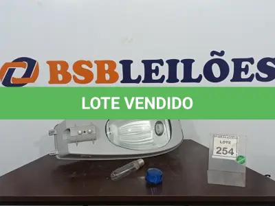 LOTE 254 - 01 LUMINÁRIA DE POSTE. (NO ESTADO) ATENÇÃO! FAZER A VISITAÇÃO ANTES DE ARREMATAR, NÃO SABEMOS SE FUNCIONA. LEILÃO NÃO TEM GARANTIA E NEM DEVOLUÇÃO, SUJEITO A POSSÍVEIS AVARIAS VISÍVEIS/OCULTAS E/OU AUSÊNCIA DE COMPONENTES.