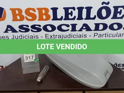 LOTE 317 - 01 LUMINÁRIA DE POSTE. (NO ESTADO) ATENÇÃO! FAZER A VISITAÇÃO ANTES DE ARREMATAR, NÃO SABEMOS SE FUNCIONA. LEILÃO NÃO TEM GARANTIA E NEM DEVOLUÇÃO, SUJEITO A POSSÍVEIS AVARIAS VISÍVEIS/OCULTAS E/OU AUSÊNCIA DE COMPONENTES.