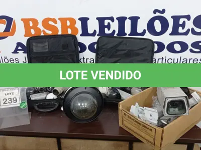 LOTE 239 - 01 LOTE COM GRANDE QUANTIDADE DE CÂMERAS DE MONITORAMENTO DE MARCAS E MODELOS DIVERSOS. (NO ESTADO) ATENÇÃO! FAZER A VISITAÇÃO ANTES DE ARREMATAR, NÃO SABEMOS SE FUNCIONA. LEILÃO NÃO TEM GARANTIA E NEM DEVOLUÇÃO, SUJEITO A POSSÍVEIS AVARIAS VISÍVEIS/OCULTAS E/OU AUSÊNCIA DE COMPONENTES.