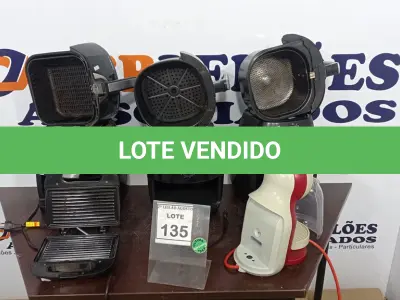 LOTE 135 - 03 FRITADEIRAS A AR, 01 CAFETEIRA E 01 SANDUICHEIRA. (NO ESTADO) ATENÇÃO! FAZER A VISITAÇÃO ANTES DE ARREMATAR, NÃO SABEMOS SE FUNCIONA. LEILÃO NÃO TEM GARANTIA E NEM DEVOLUÇÃO, SUJEITO A POSSÍVEIS AVARIAS VISÍVEIS/OCULTAS E/OU AUSÊNCIA DE COMPONENTES.