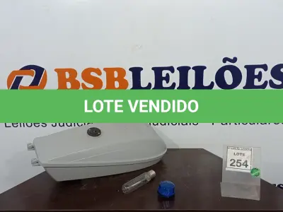 LOTE 254 - 01 LUMINÁRIA DE POSTE. (NO ESTADO) ATENÇÃO! FAZER A VISITAÇÃO ANTES DE ARREMATAR, NÃO SABEMOS SE FUNCIONA. LEILÃO NÃO TEM GARANTIA E NEM DEVOLUÇÃO, SUJEITO A POSSÍVEIS AVARIAS VISÍVEIS/OCULTAS E/OU AUSÊNCIA DE COMPONENTES.