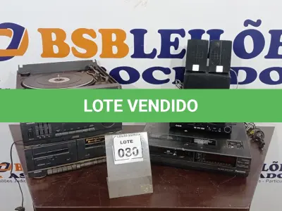 LOTE 030 - 01 TOCA DISCOS, 01 APARELHO DE VIDEO CASSETE, 01 APARELHO DE DVD E 03 MINIS CAIXAS DE SOM. (NO ESTADO) ATENÇÃO! FAZER A VISITAÇÃO ANTES DE ARREMATAR, NÃO SABEMOS SE FUNCIONA, LEILÃO NÃO TEM GARANTIA E NEM DEVOLUÇÃO, SUJEITO A POSSÍVEIS AVARIAS VISÍVEIS/OCULTAS E/OU AUSÊNCIA DE COMPONENTES.