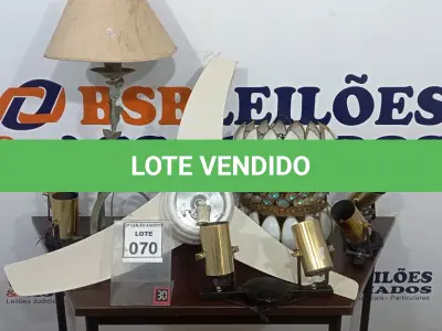 LOTE 070 - 01 LUSTRE, 01 VENTILADOR DE TETO, 03 LUMINÁRIAS E 01 ABAJUR. (NO ESTADO) ATENÇÃO! FAZER A VISITAÇÃO ANTES DE ARREMATAR, NÃO SABEMOS SE FUNCIONA, LEILÃO NÃO TEM GARANTIA E NEM DEVOLUÇÃO, SUJEITO A POSSÍVEIS AVARIAS VISÍVEIS/OCULTAS E/OU AUSÊNCIA DE COMPONENTES.