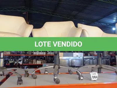 LOTE 064 - 04 CADEIRAS GIRATÓRIAS NA COR BRANCA. (NO ESTADO) ATENÇÃO! FAZER A VISITAÇÃO ANTES DE ARREMATAR, NÃO SABEMOS SE FUNCIONA, LEILÃO NÃO TEM GARANTIA E NEM DEVOLUÇÃO, SUJEITO A POSSÍVEIS AVARIAS VISÍVEIS/OCULTAS E/OU AUSÊNCIA DE COMPONENTES.