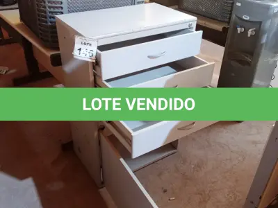 LOTE 146 - 01 ARMÁRIO DE FERRO E TAMPO EM MADEIRA COM 03 GAVETAS E 01 PORTA. (NO ESTADO) ATENÇÃO! FAZER A VISITAÇÃO ANTES DE ARREMATAR, NÃO SABEMOS SE FUNCIONA, LEILÃO NÃO TEM GARANTIA E NEM DEVOLUÇÃO, SUJEITO A POSSÍVEIS AVARIAS VISÍVEIS/OCULTAS E/OU AUSÊNCIA DE COMPONENTES.