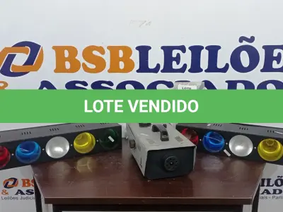 LOTE 066 - 02 REFLETORES DE LUZ E 01 MÁQUINA DE FUMAÇA. (NO ESTADO) ATENÇÃO! FAZER A VISITAÇÃO ANTES DE ARREMATAR, NÃO SABEMOS SE FUNCIONA, LEILÃO NÃO TEM GARANTIA E NEM DEVOLUÇÃO, SUJEITO A POSSÍVEIS AVARIAS VISÍVEIS/OCULTAS E/OU AUSÊNCIA DE COMPONENTES.