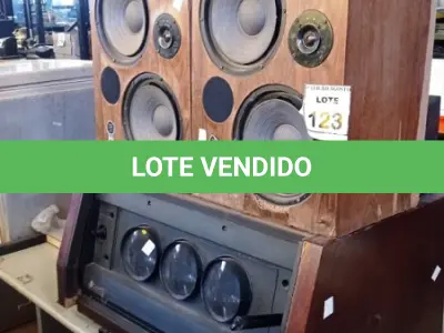 LOTE 123 - 01 VIDEOSCÓPIO SONNY COM 02 CAIXAS DE SOME EM MADEIRA. (NO ESTADO) ATENÇÃO! FAZER A VISITAÇÃO ANTES DE ARREMATAR, NÃO SABEMOS SE FUNCIONA, LEILÃO NÃO TEM GARANTIA E NEM DEVOLUÇÃO, SUJEITO A POSSÍVEIS AVARIAS VISÍVEIS/OCULTAS E/OU AUSÊNCIA DE COMPONENTES.