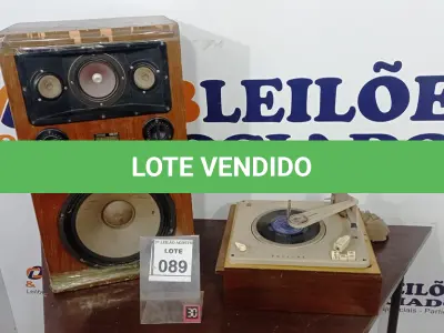 LOTE 089 - 01 TOCA DISCO E 01 CAIXA DE SOM E MADEIRA. (NO ESTADO) ATENÇÃO! FAZER A VISITAÇÃO ANTES DE ARREMATAR, NÃO SABEMOS SE FUNCIONA, LEILÃO NÃO TEM GARANTIA E NEM DEVOLUÇÃO, SUJEITO A POSSÍVEIS AVARIAS VISÍVEIS/OCULTAS E/OU AUSÊNCIA DE COMPONENTES.
