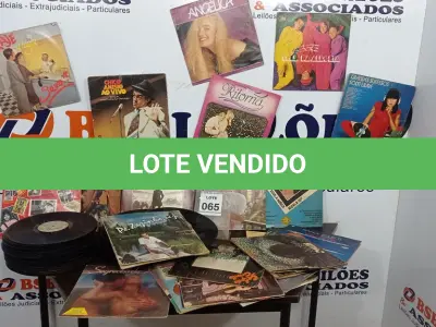 LOTE 065 - 01 LOTE COM GRANDE QUANTIDADE DE DISCOS DE VINIL. (NO ESTADO) ATENÇÃO! FAZER A VISITAÇÃO ANTES DE ARREMATAR, NÃO SABEMOS SE FUNCIONA, LEILÃO NÃO TEM GARANTIA E NEM DEVOLUÇÃO, SUJEITO A POSSÍVEIS AVARIAS VISÍVEIS/OCULTAS E/OU AUSÊNCIA DE COMPONENTES.