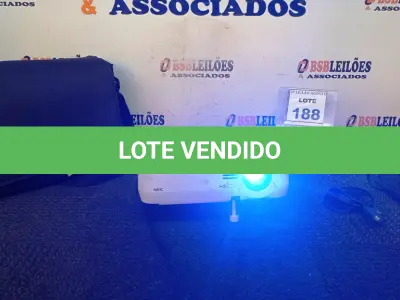 LOTE 188 - 01 PROJETOR NEC COM CABOS E MALETA. (NO ESTADO) ATENÇÃO! FAZER A VISITAÇÃO ANTES DE ARREMATAR, NÃO SABEMOS SE FUNCIONA, LEILÃO NÃO TEM GARANTIA E NEM DEVOLUÇÃO, SUJEITO A POSSÍVEIS AVARIAS VISÍVEIS/OCULTAS E/OU AUSÊNCIA DE COMPONENTES.
