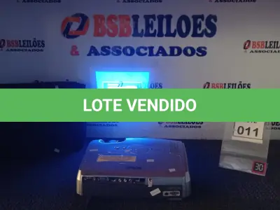LOTE 011 - 01 PROJETOR MARCA EPSON COM CABOS E MALETA. (NO ESTADO) ATENÇÃO! FAZER A VISITAÇÃO ANTES DE ARREMATAR, NÃO SABEMOS SE FUNCIONA, LEILÃO NÃO TEM GARANTIA E NEM DEVOLUÇÃO, SUJEITO A POSSÍVEIS AVARIAS VISÍVEIS/OCULTAS E/OU AUSÊNCIA DE COMPONENTES.
