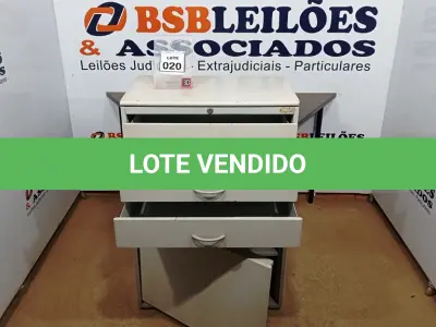 LOTE 020 - 01 ARMÁRIO DE FERRO E TAMPO EM MADEIRA COM 03 GAVETAS E 01 PORTA. (NO ESTADO) ATENÇÃO! FAZER A VISITAÇÃO ANTES DE ARREMATAR, NÃO SABEMOS SE FUNCIONA, LEILÃO NÃO TEM GARANTIA E NEM DEVOLUÇÃO, SUJEITO A POSSÍVEIS AVARIAS VISÍVEIS/OCULTAS E/OU AUSÊNCIA DE COMPONENTES.