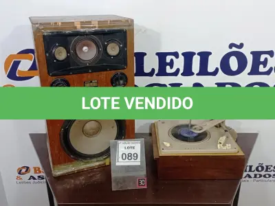 LOTE 089 - 01 TOCA DISCO E 01 CAIXA DE SOM E MADEIRA. (NO ESTADO) ATENÇÃO! FAZER A VISITAÇÃO ANTES DE ARREMATAR, NÃO SABEMOS SE FUNCIONA, LEILÃO NÃO TEM GARANTIA E NEM DEVOLUÇÃO, SUJEITO A POSSÍVEIS AVARIAS VISÍVEIS/OCULTAS E/OU AUSÊNCIA DE COMPONENTES.