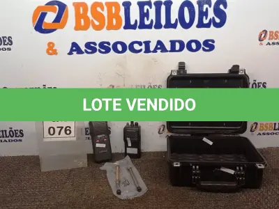 LOTE 076 - 02 RÁDIOS COMUNICADORES E 01 CASE. (NO ESTADO) ATENÇÃO! FAZER A VISITAÇÃO ANTES DE ARREMATAR, NÃO SABEMOS SE FUNCIONA, LEILÃO NÃO TEM GARANTIA E NEM DEVOLUÇÃO, SUJEITO A POSSÍVEIS AVARIAS VISÍVEIS/OCULTAS E/OU AUSÊNCIA DE COMPONENTES.