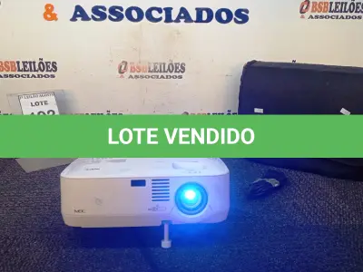 LOTE 192 - 01 PROJETOR NEC COM CABOS E MALETA. (NO ESTADO) ATENÇÃO! FAZER A VISITAÇÃO ANTES DE ARREMATAR, NÃO SABEMOS SE FUNCIONA, LEILÃO NÃO TEM GARANTIA E NEM DEVOLUÇÃO, SUJEITO A POSSÍVEIS AVARIAS VISÍVEIS/OCULTAS E/OU AUSÊNCIA DE COMPONENTES.