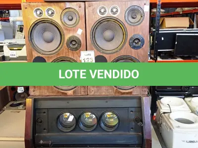 LOTE 123 - 01 VIDEOSCÓPIO SONNY COM 02 CAIXAS DE SOME EM MADEIRA. (NO ESTADO) ATENÇÃO! FAZER A VISITAÇÃO ANTES DE ARREMATAR, NÃO SABEMOS SE FUNCIONA, LEILÃO NÃO TEM GARANTIA E NEM DEVOLUÇÃO, SUJEITO A POSSÍVEIS AVARIAS VISÍVEIS/OCULTAS E/OU AUSÊNCIA DE COMPONENTES.