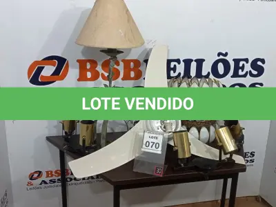 LOTE 070 - 01 LUSTRE, 01 VENTILADOR DE TETO, 03 LUMINÁRIAS E 01 ABAJUR. (NO ESTADO) ATENÇÃO! FAZER A VISITAÇÃO ANTES DE ARREMATAR, NÃO SABEMOS SE FUNCIONA, LEILÃO NÃO TEM GARANTIA E NEM DEVOLUÇÃO, SUJEITO A POSSÍVEIS AVARIAS VISÍVEIS/OCULTAS E/OU AUSÊNCIA DE COMPONENTES.