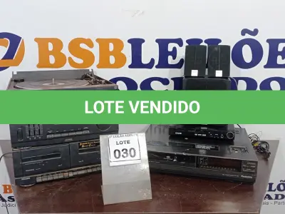 LOTE 030 - 01 TOCA DISCOS, 01 APARELHO DE VIDEO CASSETE, 01 APARELHO DE DVD E 03 MINIS CAIXAS DE SOM. (NO ESTADO) ATENÇÃO! FAZER A VISITAÇÃO ANTES DE ARREMATAR, NÃO SABEMOS SE FUNCIONA, LEILÃO NÃO TEM GARANTIA E NEM DEVOLUÇÃO, SUJEITO A POSSÍVEIS AVARIAS VISÍVEIS/OCULTAS E/OU AUSÊNCIA DE COMPONENTES.