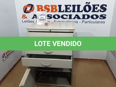 LOTE 020 - 01 ARMÁRIO DE FERRO E TAMPO EM MADEIRA COM 03 GAVETAS E 01 PORTA. (NO ESTADO) ATENÇÃO! FAZER A VISITAÇÃO ANTES DE ARREMATAR, NÃO SABEMOS SE FUNCIONA, LEILÃO NÃO TEM GARANTIA E NEM DEVOLUÇÃO, SUJEITO A POSSÍVEIS AVARIAS VISÍVEIS/OCULTAS E/OU AUSÊNCIA DE COMPONENTES.