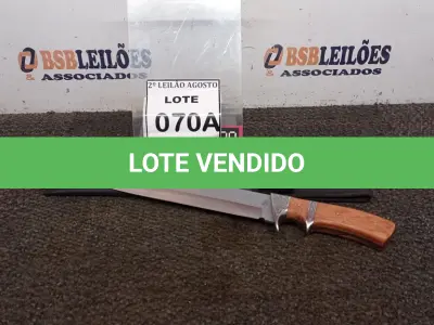 LOTE 070 - FACA IMPORTADA AÇO INOXIDÁVEL CABO EM MADEIRA GUARDA DUPLA  FULL TANG BAINHA DE NYLON TAMANHO TOTAL 38CM PESO 416G JÁ AFIADA  . (NO ESTADO) ATENÇÃO! FAZER A VISITAÇÃO ANTES DE ARREMATAR, NÃO SABEMOS SE FUNCIONA. LEILÃO NÃO TEM GARANTIA E NEM DEVOLUÇÃO, SUJEITO A POSSÍVEIS AVARIAS VISÍVEIS/OCULTAS E/OU AUSÊNCIA DE COMPONENTES.