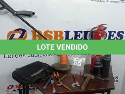 LOTE 072 - 01 MÁQUINA ROÇADEIRA, 01 EXTINTOR DE INCÊNDIO, 01 MOTOR DE AR CONDICIONADO E 01 BOLSA COM FERRAMENTAS VARIADAS. (NO ESTADO) ATENÇÃO! FAZER A VISITAÇÃO ANTES DE ARREMATAR, NÃO SABEMOS SE FUNCIONA, LEILÃO NÃO TEM GARANTIA E NEM DEVOLUÇÃO, SUJEITO A POSSÍVEIS AVARIAS VISÍVEIS/OCULTAS E/OU AUSÊNCIA DE COMPONENTES.