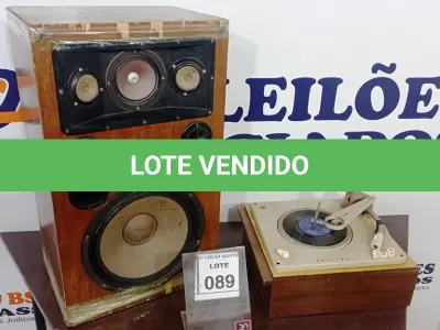 LOTE 089 - 01 TOCA DISCO E 01 CAIXA DE SOM E MADEIRA. (NO ESTADO) ATENÇÃO! FAZER A VISITAÇÃO ANTES DE ARREMATAR, NÃO SABEMOS SE FUNCIONA, LEILÃO NÃO TEM GARANTIA E NEM DEVOLUÇÃO, SUJEITO A POSSÍVEIS AVARIAS VISÍVEIS/OCULTAS E/OU AUSÊNCIA DE COMPONENTES.